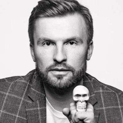 Илья Жарский печатает...